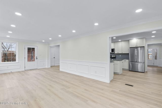 9008 Lakeridge Dr, Louisville, KY 40272