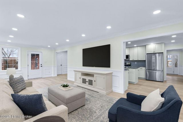 9008 Lakeridge Dr, Louisville, KY 40272