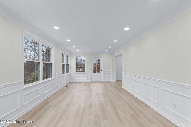 9008 Lakeridge Dr, Louisville, KY 40272