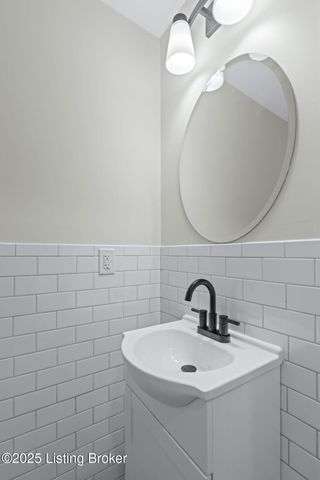 9008 Lakeridge Dr, Louisville, KY 40272