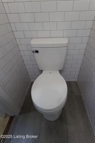 9008 Lakeridge Dr, Louisville, KY 40272