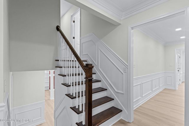 9008 Lakeridge Dr, Louisville, KY 40272