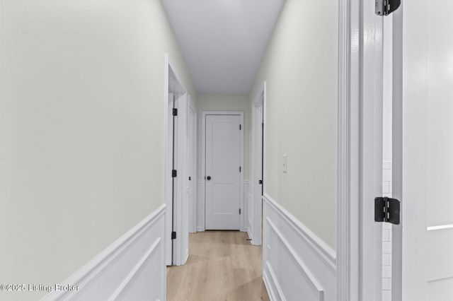 9008 Lakeridge Dr, Louisville, KY 40272