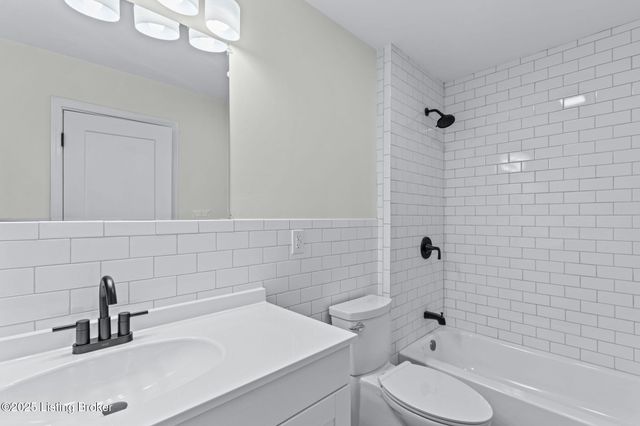 9008 Lakeridge Dr, Louisville, KY 40272