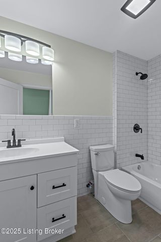 9008 Lakeridge Dr, Louisville, KY 40272