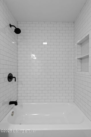 9008 Lakeridge Dr, Louisville, KY 40272