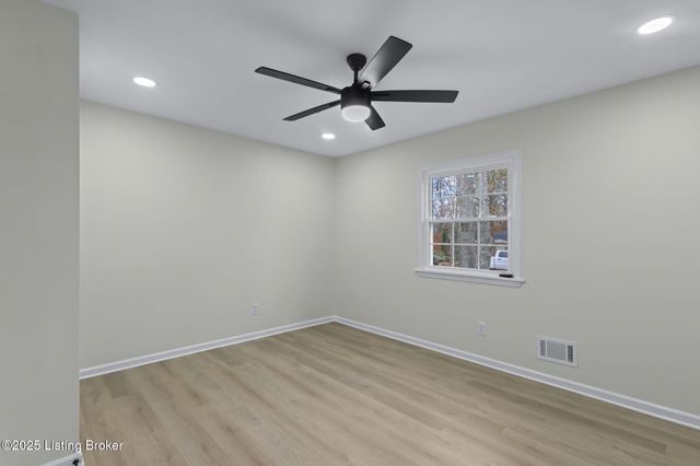 9008 Lakeridge Dr, Louisville, KY 40272