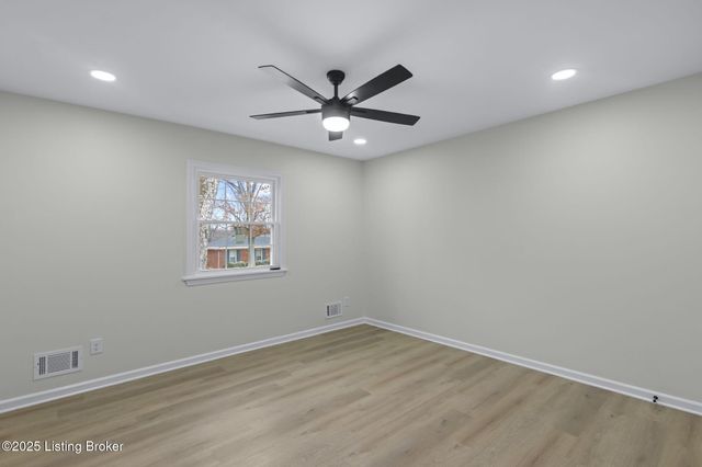 9008 Lakeridge Dr, Louisville, KY 40272