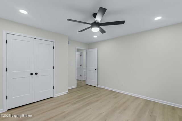 9008 Lakeridge Dr, Louisville, KY 40272