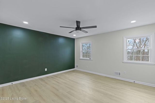 9008 Lakeridge Dr, Louisville, KY 40272