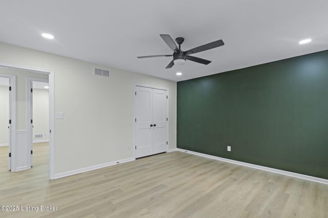 9008 Lakeridge Dr, Louisville, KY 40272