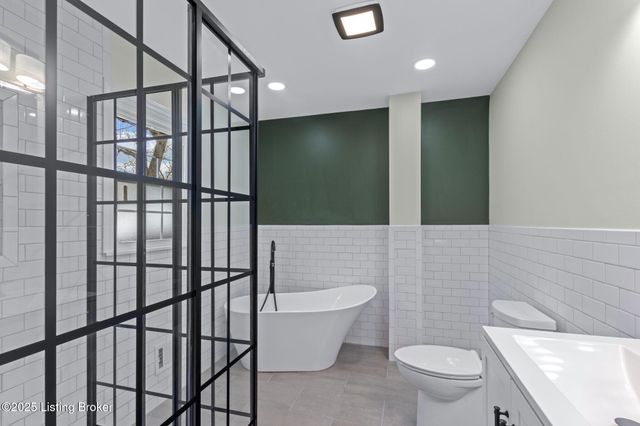 9008 Lakeridge Dr, Louisville, KY 40272