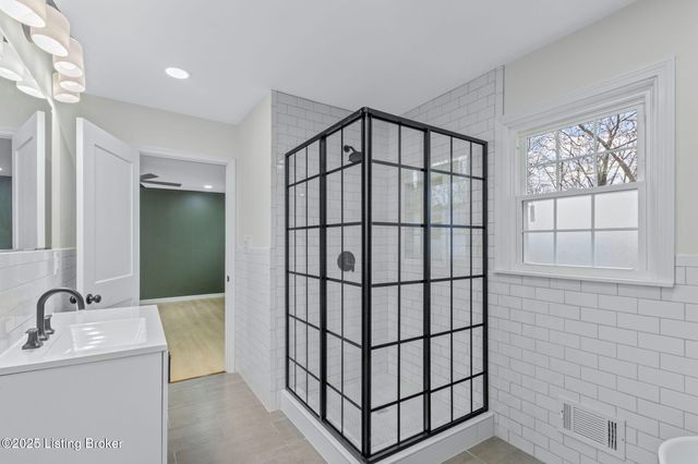 9008 Lakeridge Dr, Louisville, KY 40272