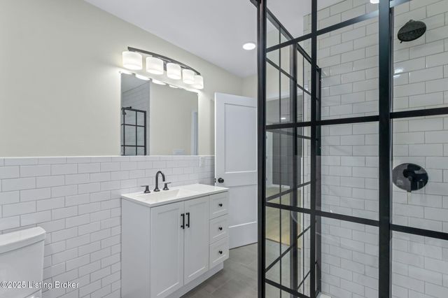 9008 Lakeridge Dr, Louisville, KY 40272