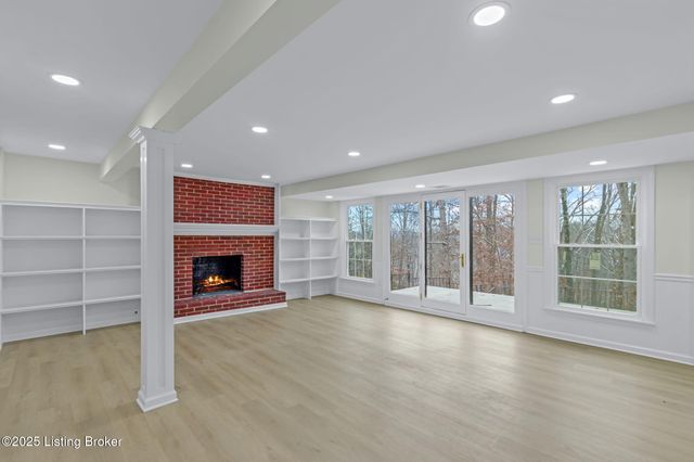 9008 Lakeridge Dr, Louisville, KY 40272