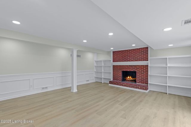 9008 Lakeridge Dr, Louisville, KY 40272