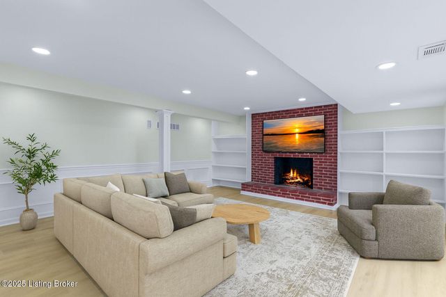 9008 Lakeridge Dr, Louisville, KY 40272