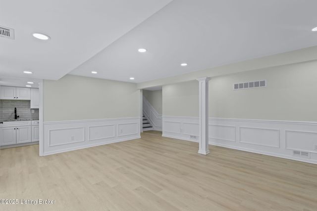 9008 Lakeridge Dr, Louisville, KY 40272