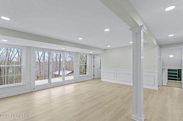 9008 Lakeridge Dr, Louisville, KY 40272