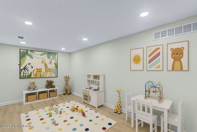 9008 Lakeridge Dr, Louisville, KY 40272