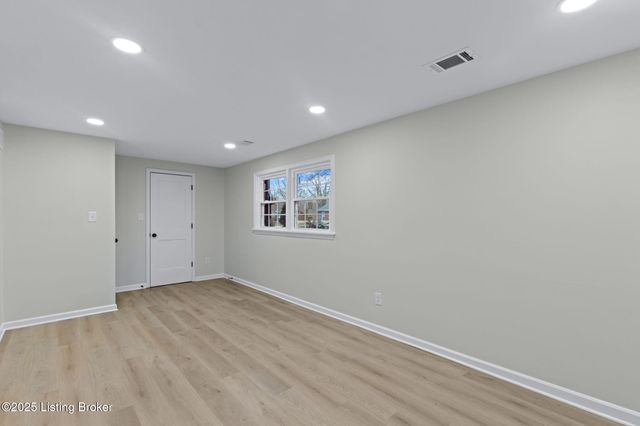 9008 Lakeridge Dr, Louisville, KY 40272