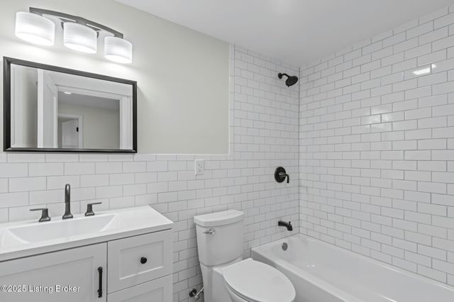 9008 Lakeridge Dr, Louisville, KY 40272