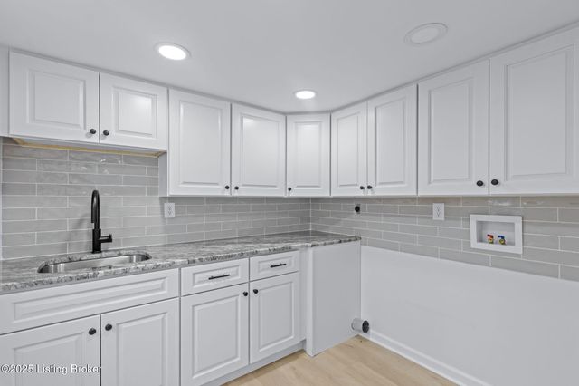 9008 Lakeridge Dr, Louisville, KY 40272