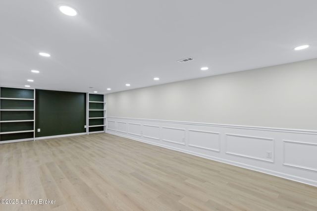 9008 Lakeridge Dr, Louisville, KY 40272