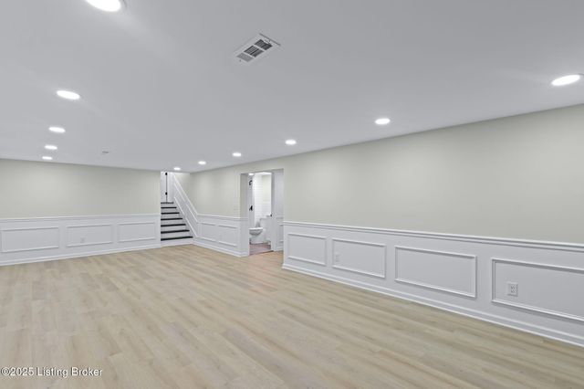 9008 Lakeridge Dr, Louisville, KY 40272