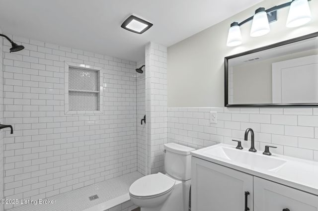 9008 Lakeridge Dr, Louisville, KY 40272