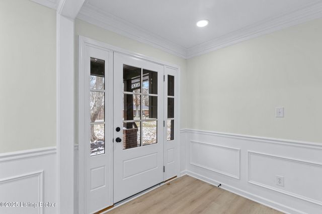 9008 Lakeridge Dr, Louisville, KY 40272