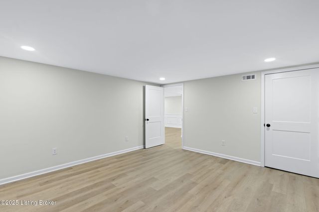 9008 Lakeridge Dr, Louisville, KY 40272