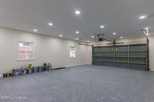 9008 Lakeridge Dr, Louisville, KY 40272