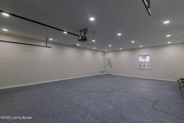 9008 Lakeridge Dr, Louisville, KY 40272