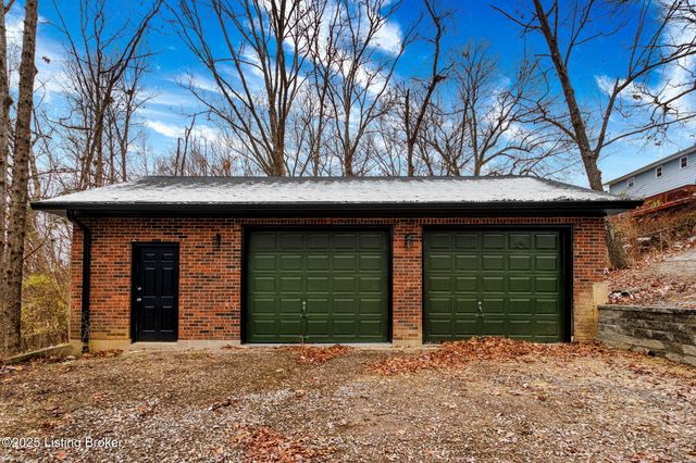 9008 Lakeridge Dr, Louisville, KY 40272