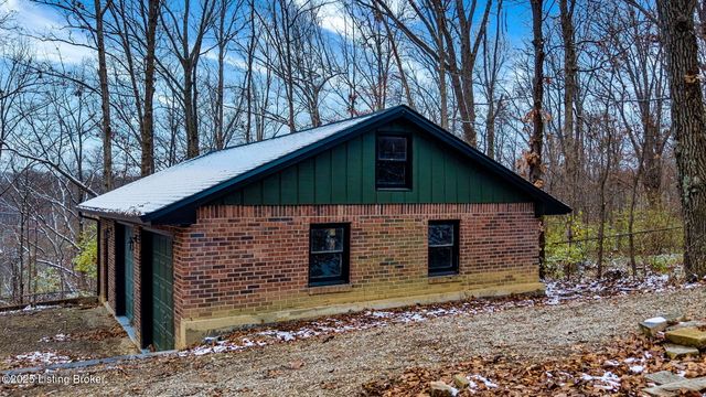 9008 Lakeridge Dr, Louisville, KY 40272