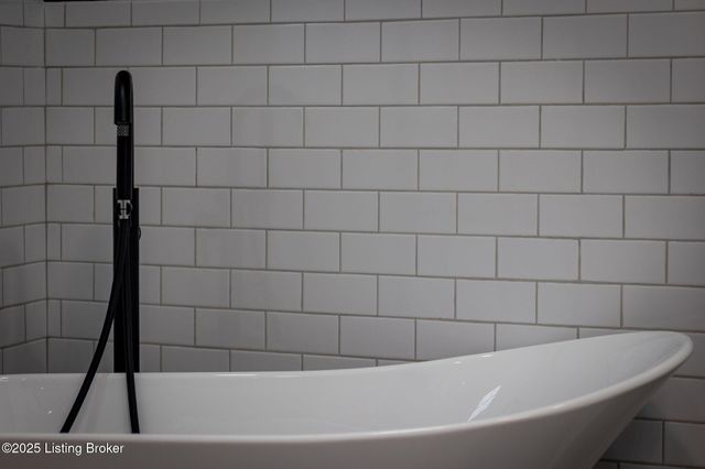 9008 Lakeridge Dr, Louisville, KY 40272