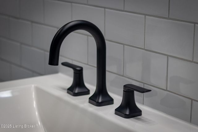 9008 Lakeridge Dr, Louisville, KY 40272