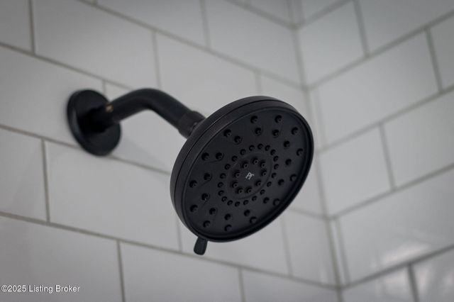 9008 Lakeridge Dr, Louisville, KY 40272