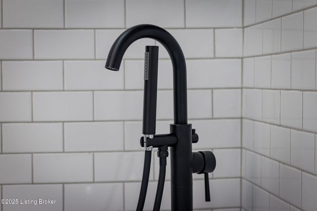 9008 Lakeridge Dr, Louisville, KY 40272