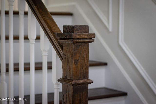 9008 Lakeridge Dr, Louisville, KY 40272