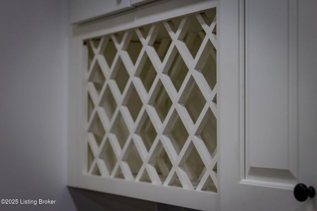 9008 Lakeridge Dr, Louisville, KY 40272