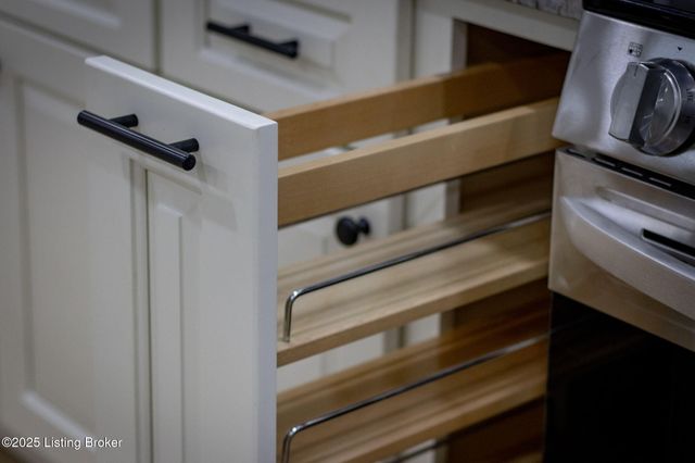 9008 Lakeridge Dr, Louisville, KY 40272