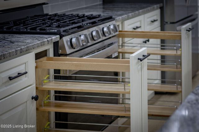 9008 Lakeridge Dr, Louisville, KY 40272