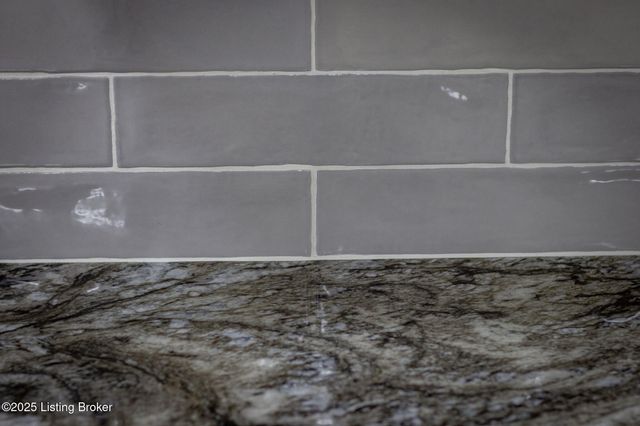 9008 Lakeridge Dr, Louisville, KY 40272