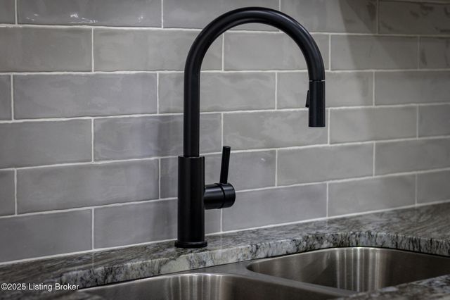 9008 Lakeridge Dr, Louisville, KY 40272