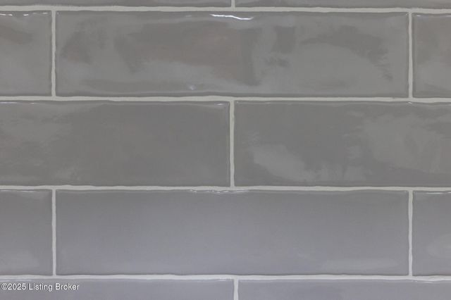 9008 Lakeridge Dr, Louisville, KY 40272