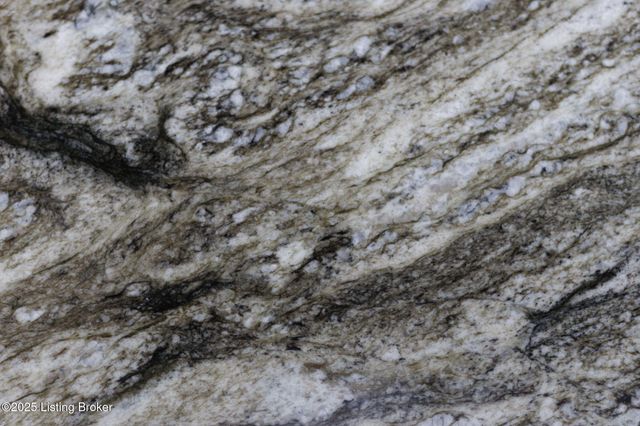 9008 Lakeridge Dr, Louisville, KY 40272