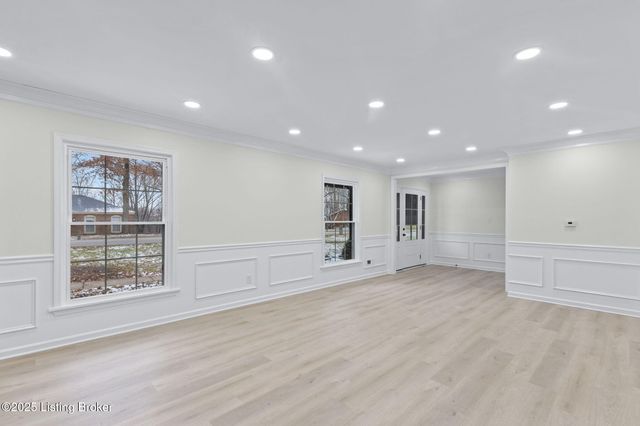 9008 Lakeridge Dr, Louisville, KY 40272