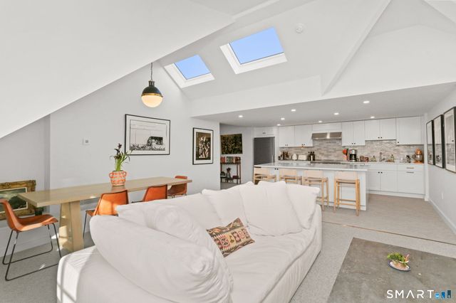 140 Rowayton Avenue E, Norwalk, CT 06853